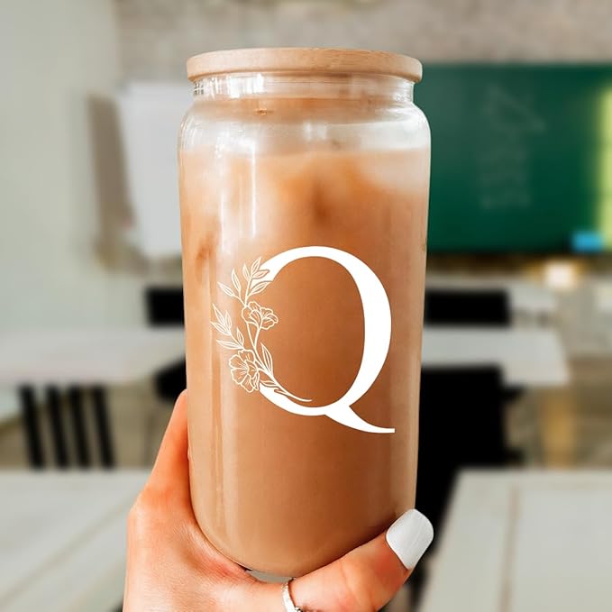 SANDJEST Monogrammed Gifts for Women - Monogram Q Initial Glass Cup 16 Oz Can Coffee Cups with Lid and Straw - Monogram Initials Gifts for Womens on Birthday
