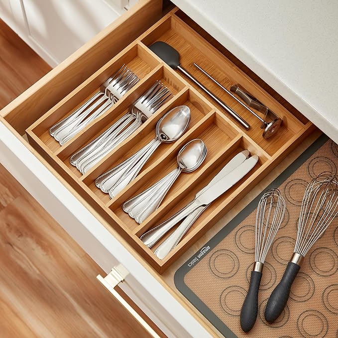 Amazon Basics Silverware Set, Stainless Steel Flatware, Dishwasher Safe, Service for 4, 20-Piece Forks and Spoons, Pearled Edge